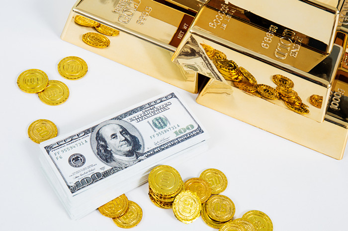 金砖钱散乱摆放的金币和钞票_副本文1.jpg