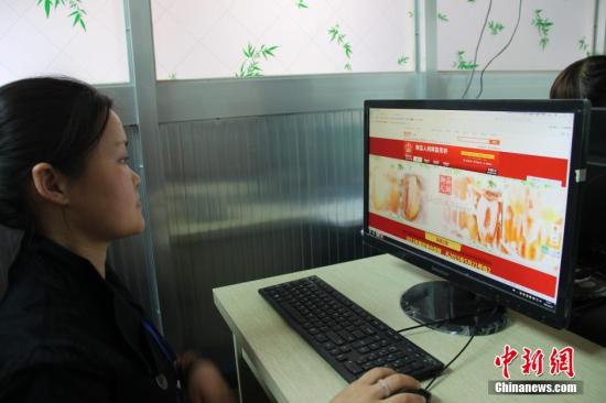 资料图：个体经营户在网上销售农产品。阿琳娜 摄