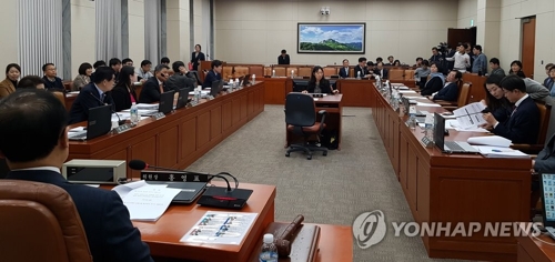 2月27日，韩国国会环境劳动委员会召开全体会议，通过了《工作基准法》修订案。（韩联社）